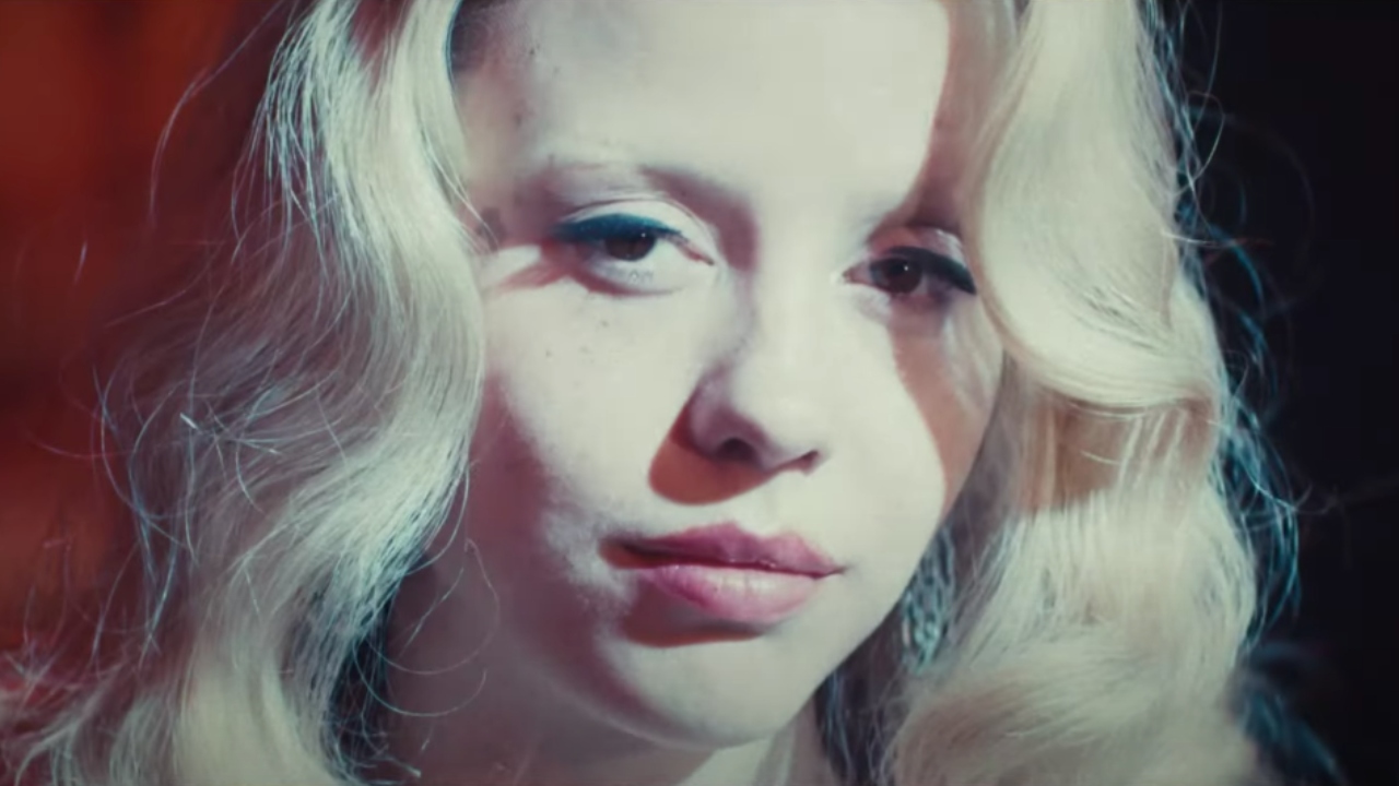 MaXXXine | Mia Goth vai em busca da fama no trailer do capítulo final da trilogia de Ti West para a A24