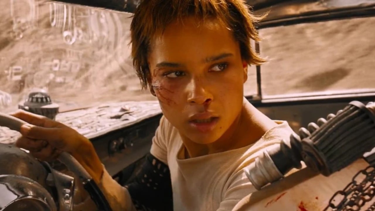 Mad Max – Estrada da Fúria: Pause 1 hora e 30 minutos e veja o que a personagem de Zoë Kravitz está segurando em sua mão – Notícias de cinema
