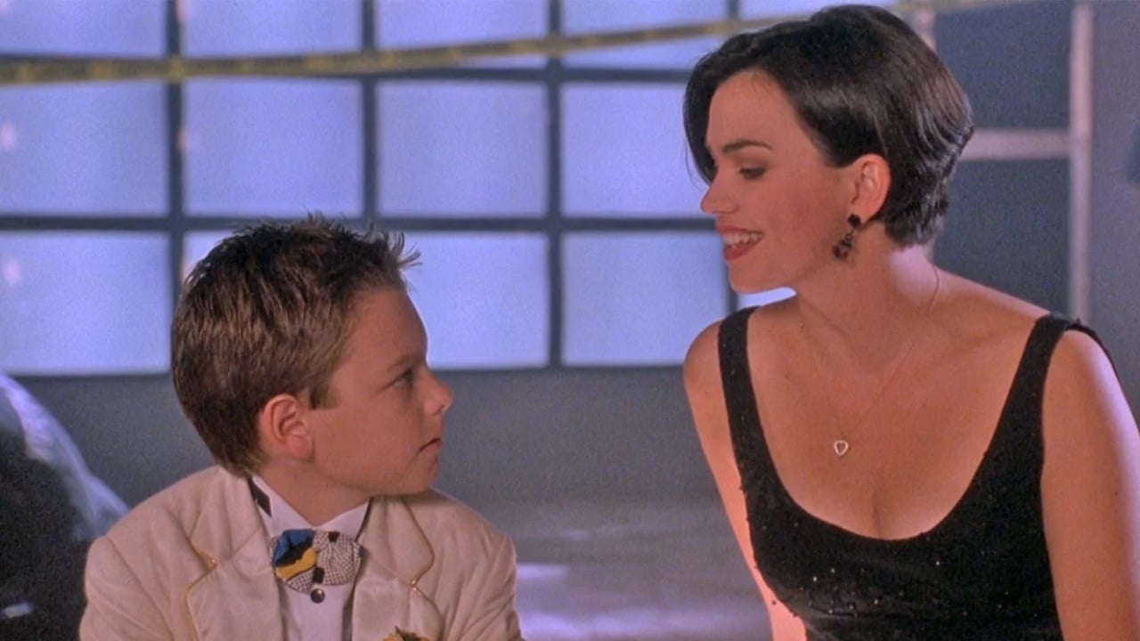 19 anos de diferença: Filmado em 1994, esse beijo problemático não foi censurado no Disney+ – Notícias de cinema